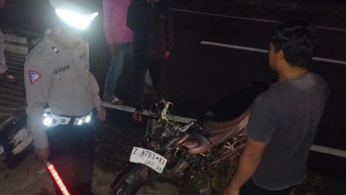 Pemotor Tabrak Truk yang Mogok di Garut