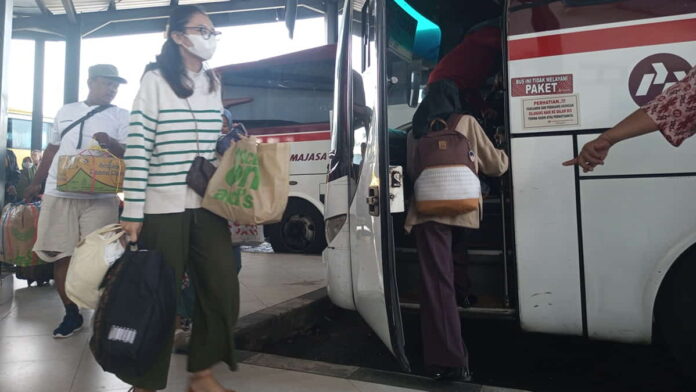 Penumpang bus di Terminal Guntur Garut