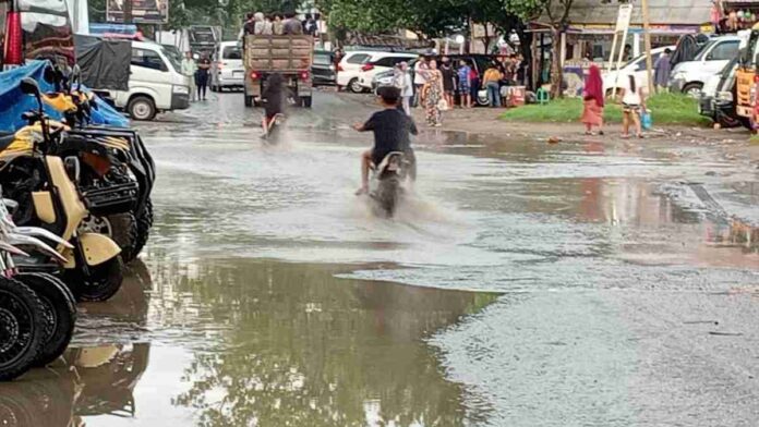 Petugas Gercep Sedot Genangan Air di Akses Jalan Wisata Pantai Barat Pangandaran