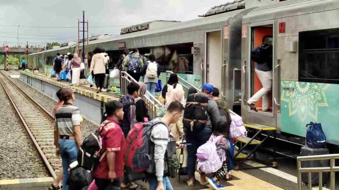 Puncak Arus Balik Pemudik, Ratusan Penumpang Kembali ke Kota dari Stasiun Banjar