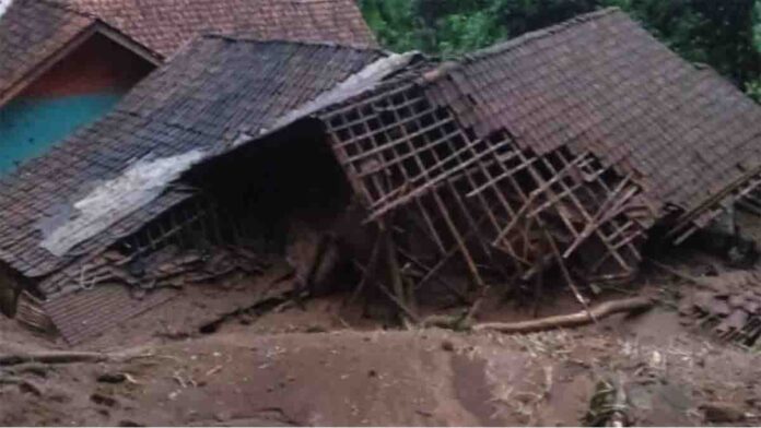 Rumah tertimpa longsor