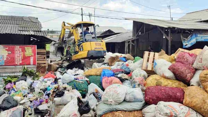 Soal Sampah Menggunung di Pasar Cikurubuk, Ini Penjelasan DLH Kota Tasikmalaya