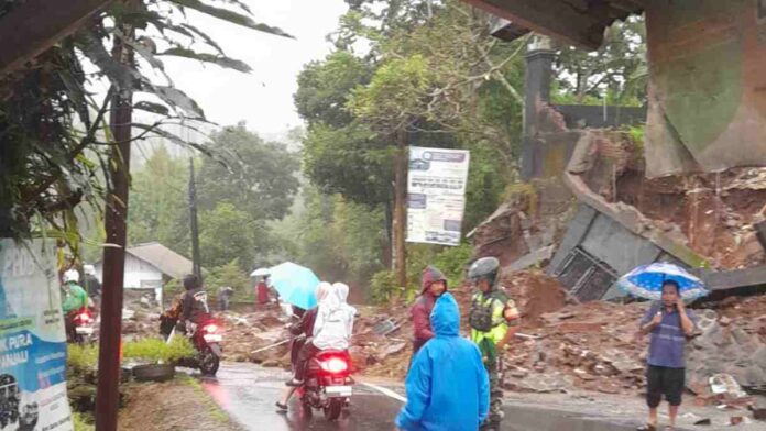 Tembok Penahan Tebing dan Pagar SMP di Ciamis Ambruk