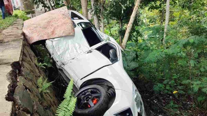 Tersenggol Bus Hindari Tabrakan, Mobil Berputar dan Terguling di Tasikmalaya