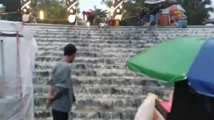 Viral Penampakan Air Terjun Dadakan di Alun-Alun Ciamis