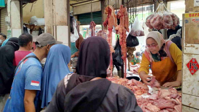 Warga Antri Berburu Daging Sapi di Pasar Banjar, Harganya Capai Rp 150 Ribu Per Kg