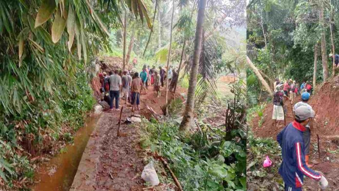 Warga Ciakar Ciamis Kompak Perbaiki Saluran Air yang Tertimbun Longsor