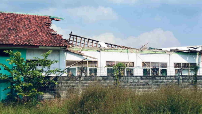 Atap Ruang Laboratorium SMPN 1 Pamarican Ciamis Tiba-tiba Ambruk