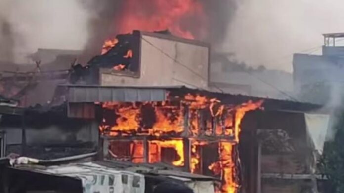 kebakaran hanguskan tiga bangunan di Cimahi