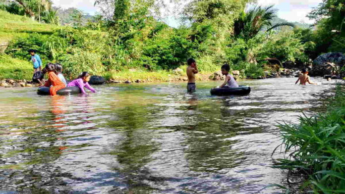 Mengisi Libur Sekolah, Anak-Anak Berenang Gratis di Sungai Cimanjeti Pangandaran