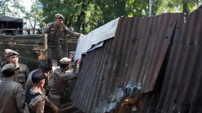 penertiban bangunan liar di kawasan Jalan Supratman Kota Bandung