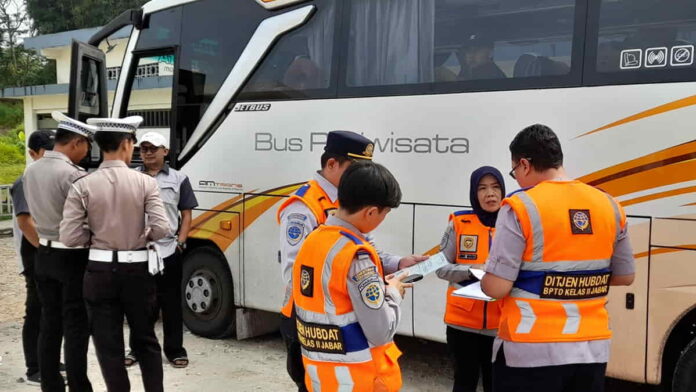 Bus Pariwisata menuju Pangandaran