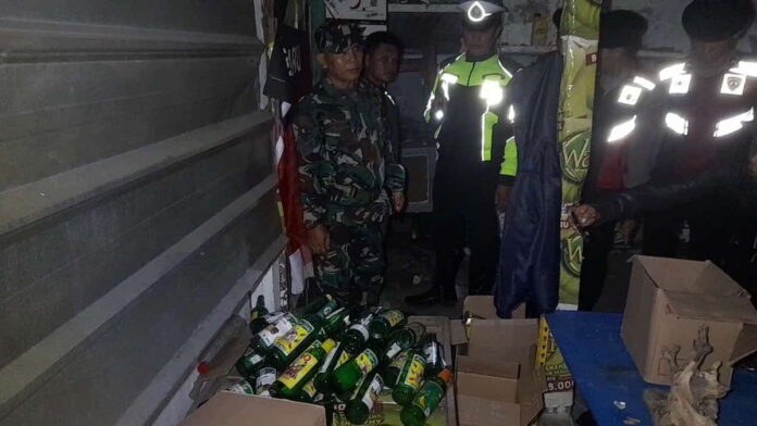 Petugas gabungan di Kota Banjar gerebek tempat penjualan miras