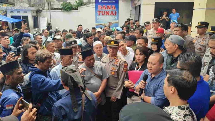 Ratusan Warga Geruduk Kantor Mega Sentra Finance Tasikmalaya Gegara Ulah Leasing