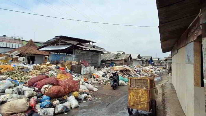 Sampah Menggunung di TPS Pasar Cikurubuk Kota Tasikmalaya