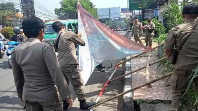 Satpol PP Cimahi tertivkan spanduk ilegal