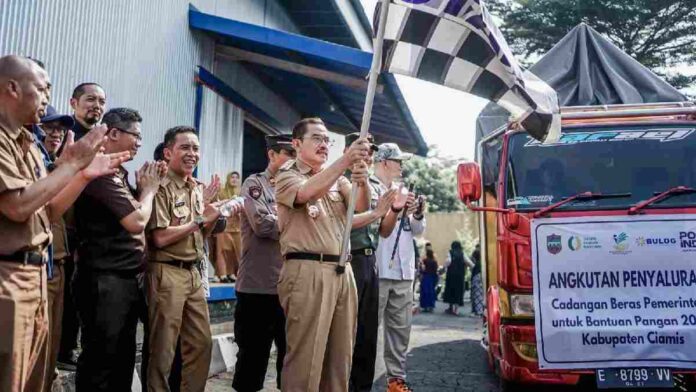 Penyaluran bantuan beras