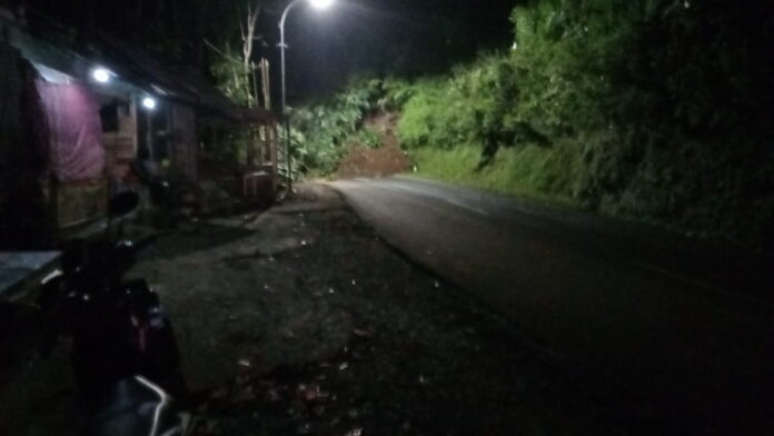 Akses jalan Tasikmalaya-Garut tertutup longsor