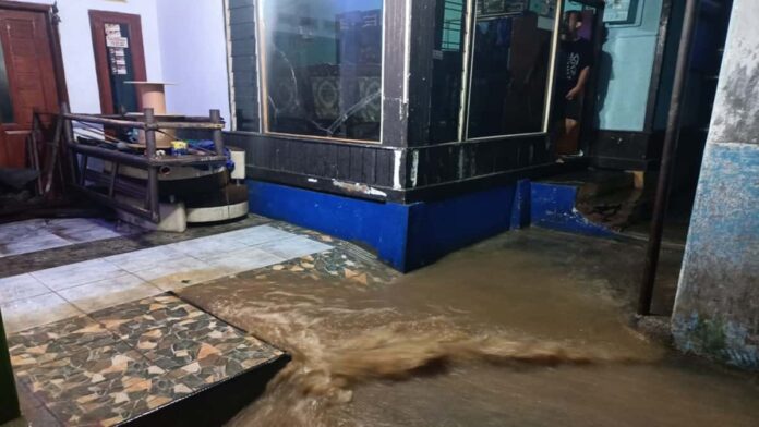 Banjir gegara benteng sungai jebol di Tasikmalaya