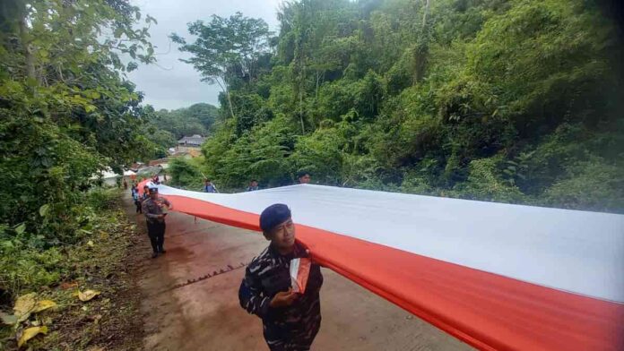 Bendera Sepanjang 1 Kilometer dibentangkan di Batukaras Pangandaran