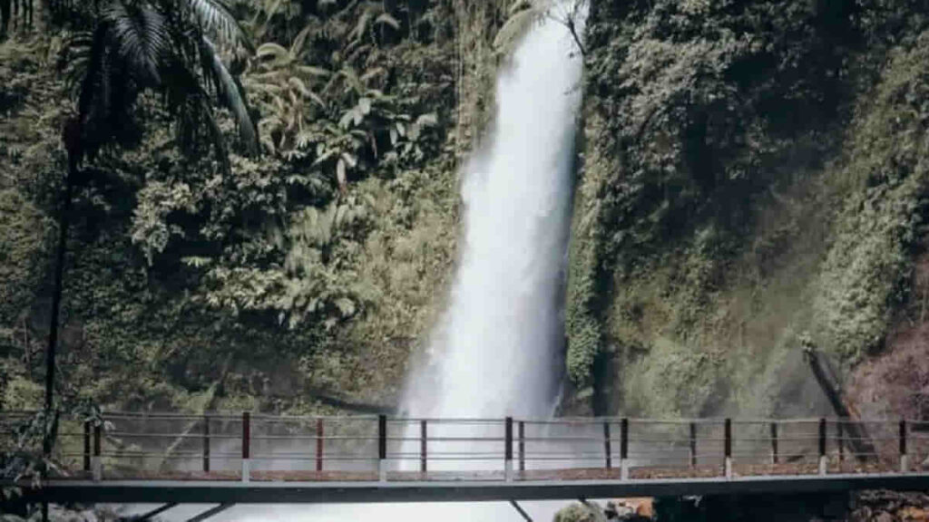 Curug Sawer Sukabumi, Hidden Gem yang Menakjubkan dan Penuh Mitos