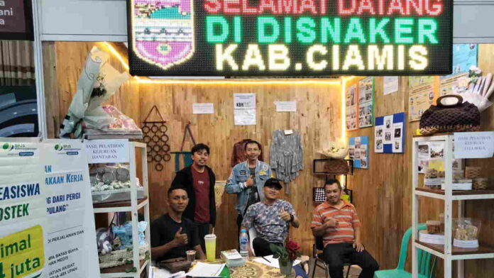 Disnaker Ciamis Layani Pembuatan AK 1 Online di Stand CCF 2024