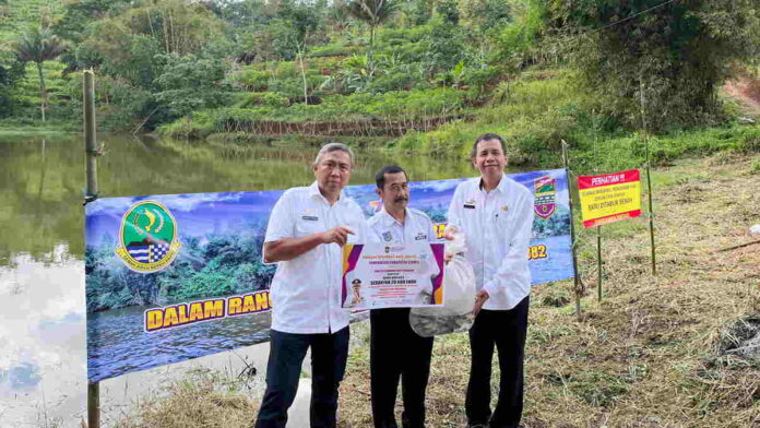 Disnakkan Ciamis Tebar Puluhan Ribu Ekor Ikan di Perairan Umum