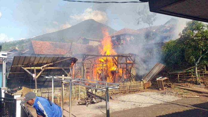 Dua Rumah Warga di Garut Hangus Terbakar