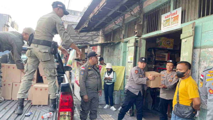 Gerebek Toko di Garut, Aparat Gabungan Sita Ratusan Botol Miras