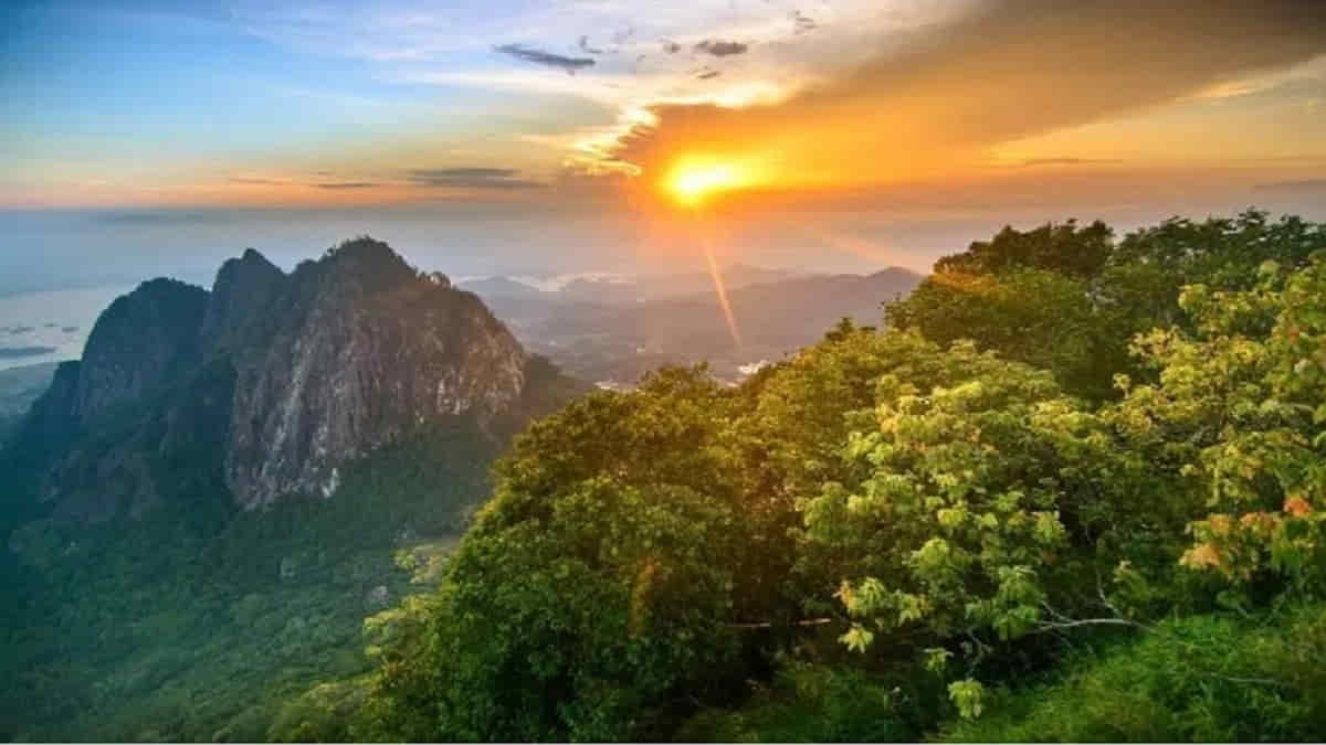 Gunung Bongkok Purwakarta, Spot Terbaik Melihat Keindahan Sunrise