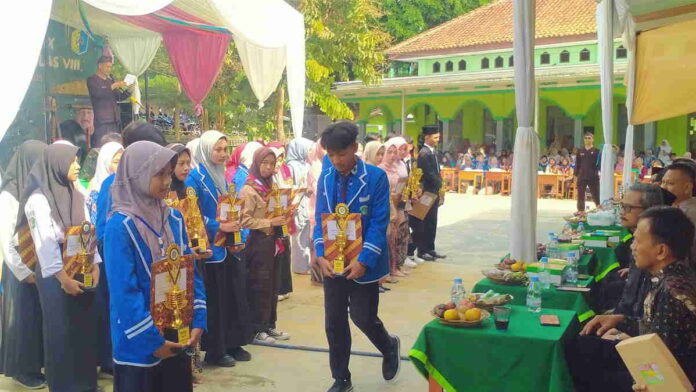 Haru Bercampur Gembira Iringi Acara Kenaikan Kelas dan Pelepasan MTsN 7 Ciamis