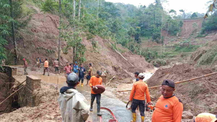 Jalan di Cigalontang Tasikmalaya Tertutup Longsor ok