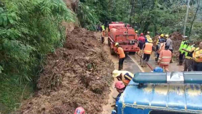 Longsor Sebabkan Jalan Amblas di Jalan Penghubung Tasikmalaya - Garut