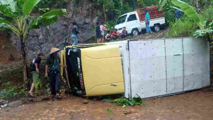 Mobil Boks Terguling di Turunan