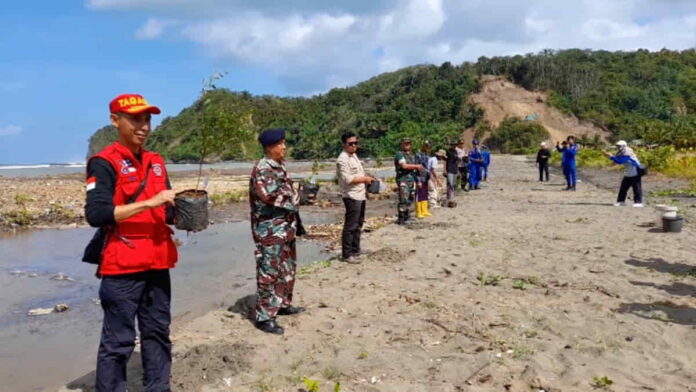 Penanaman pohon di Pantai Palatar Agung Pangandaran