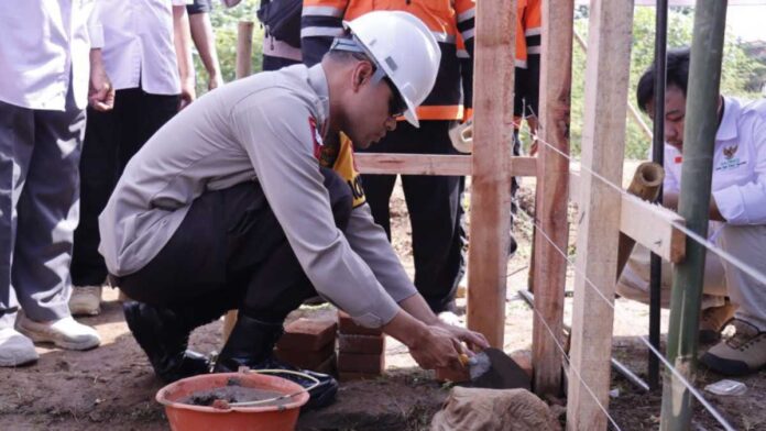 Polres Kota Banjar Beri Bantuan Bedah Rumah Warga Purwaharja