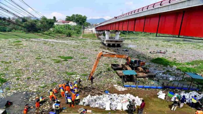 sampah tutupi aliran Sungai Citarum di Batujajar