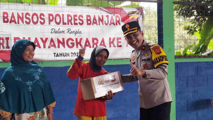 Senangnya Warga Cibeureum Saat Dapat Bantuan dari Polres Kota Banjar