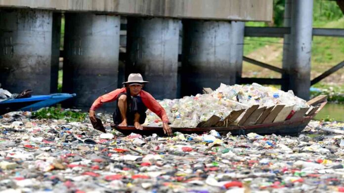 TPA Sarimukti tampung sampah dari aliran Sungai Citarum