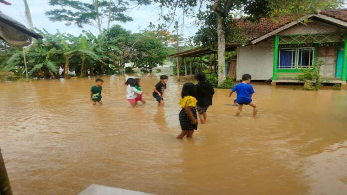 Banjir di Karangnunggal Tasikmalaya Genangi Jalan Sepanjang 500 Meter, Kendaraan Tak Bisa Lewat