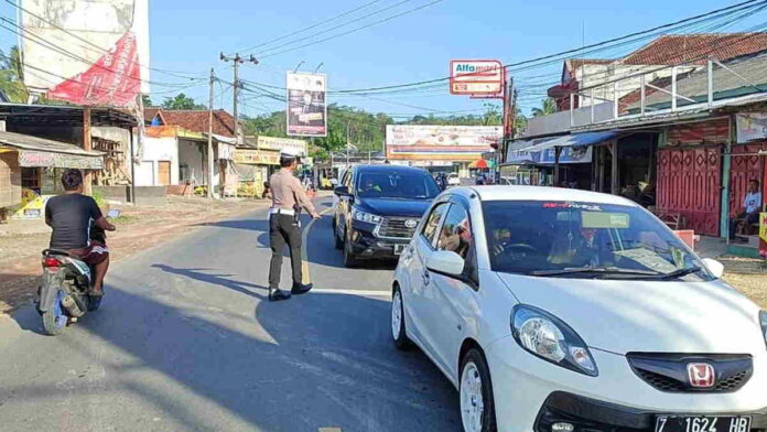 Arus Kendaraan Keluar Pangandaran Padat Merayap