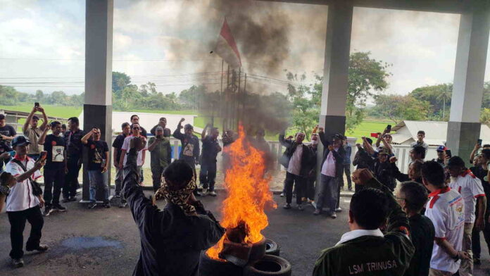 Cium Kecurangan dalam PPDB SMA, Puluhan Masyarakat Ontrog KCD XII Tasikmalaya