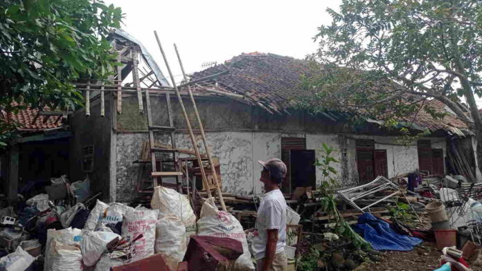 Gara-gara Kayu Lapuk, Rumah Milik Warga Maleber Ciamis Tiba-tiba Ambruk