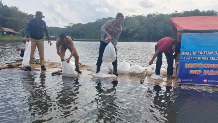 Ikan ditebar di Situ Sanghiang Tasikmalaya