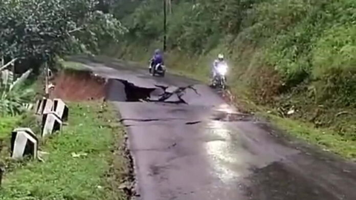 Jalan Taraju Tasikmalaya yang amblas