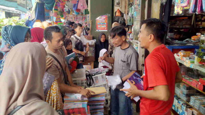 Jelang Tahun Ajaran Baru, Toko Buku dan Kelengkapan Sekolah di Kota Banjar Diserbu Pembeli