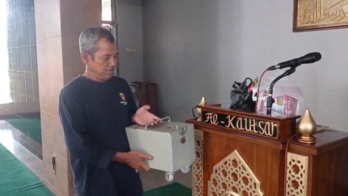 Kotak Amal Masjid Jamie Cikoneng Ciamis