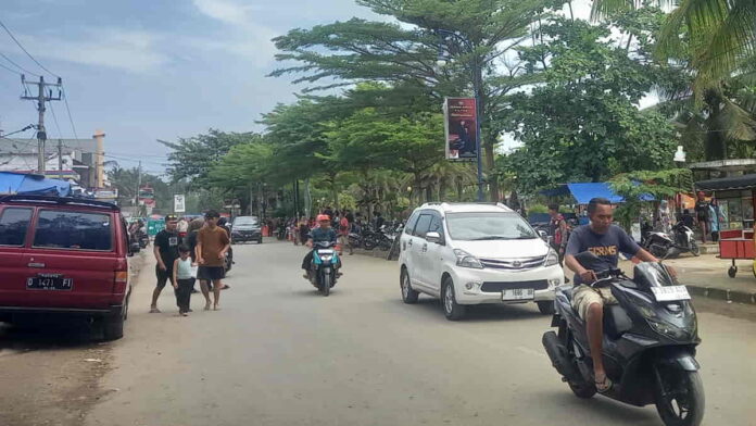 Lalu lintas di Pantai Barat Pangandaran semrawut