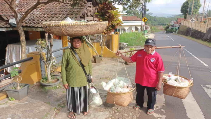 Pasutri Lansia Asal Rajadesa Ciamis Puluhan Tahun Jual Sayur Keliling