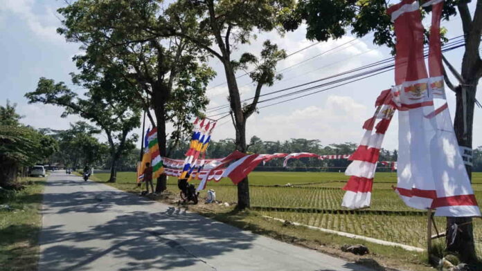 Pedagang Pernak-Pernik Agustusan Musiman di Pangandaran